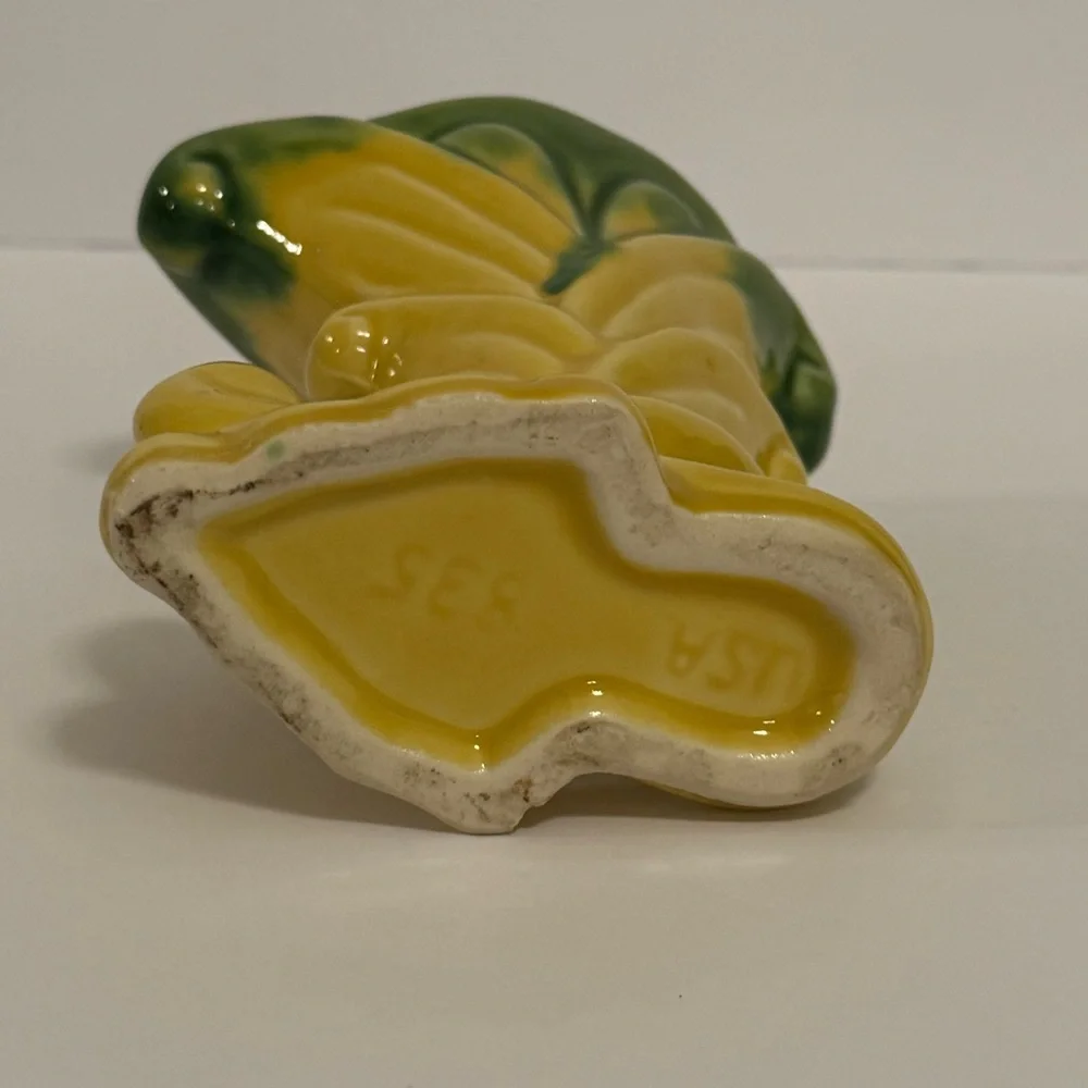 Vintage USA 835 Pottery Mid Century Modern Art Cornucopia Vase 5” Horn Plenty